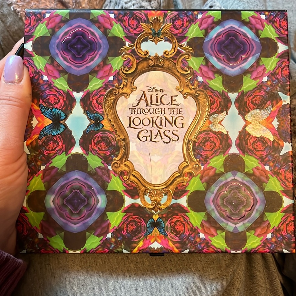 Disney x Urban Decay eyeshadow palette Alice through the looking glass